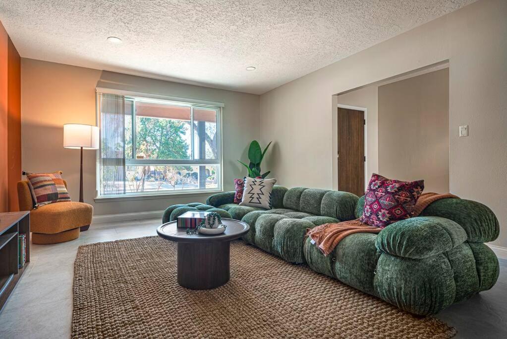 Chic 5 Bed Rooms Boho Retreat With - Games & Outdoor Movies! แอลบูเคอร์คี ภายนอก รูปภาพ